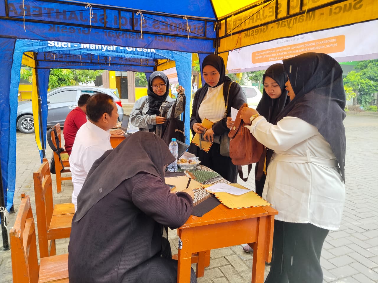 Alumni siswa dan masyarakat umum menyerbu job fair yang digelar oleh SMKN 1 Sidayu.