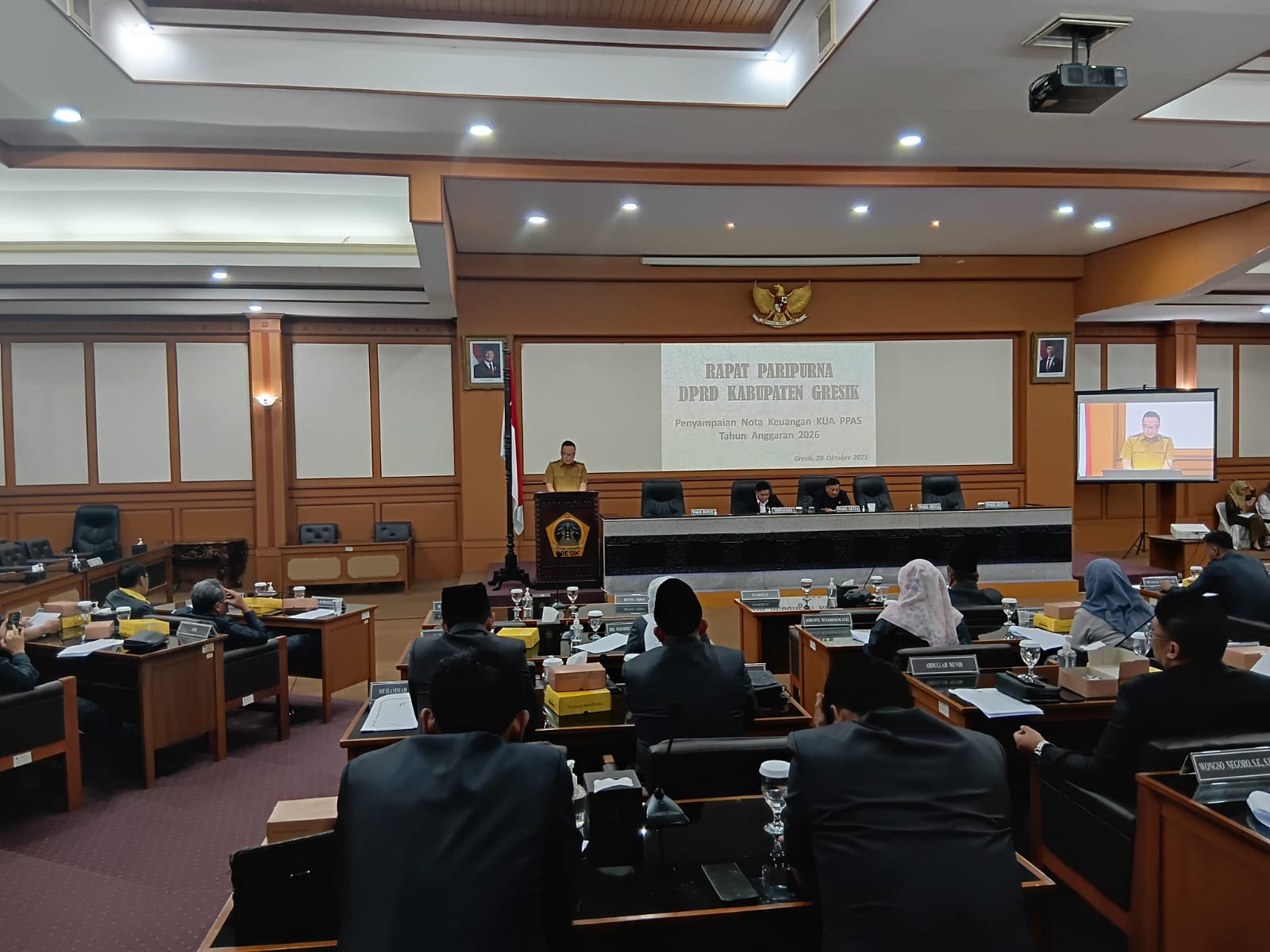 PENYAMPAIAN: Wabup Gresik, dr. Asluchul Alif saat menyampaikan rancangan KUA dan PPAS Tahun 2026 di rapat paripurna DPRD Gresik.