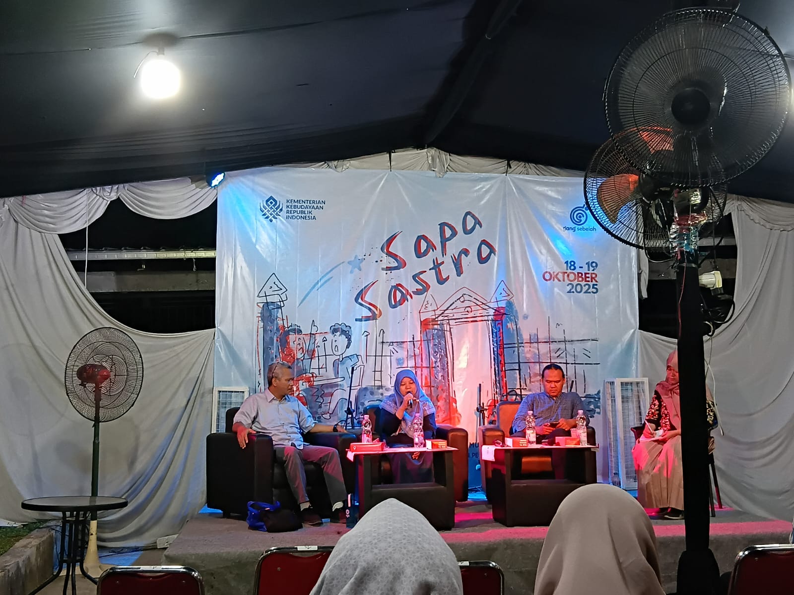 DISKUSI: Para pemateri (narasumber) dan puluhan peserta saat mengikuti diskusi publik dalam acara Sapa Sastra 2025 di Gresik.