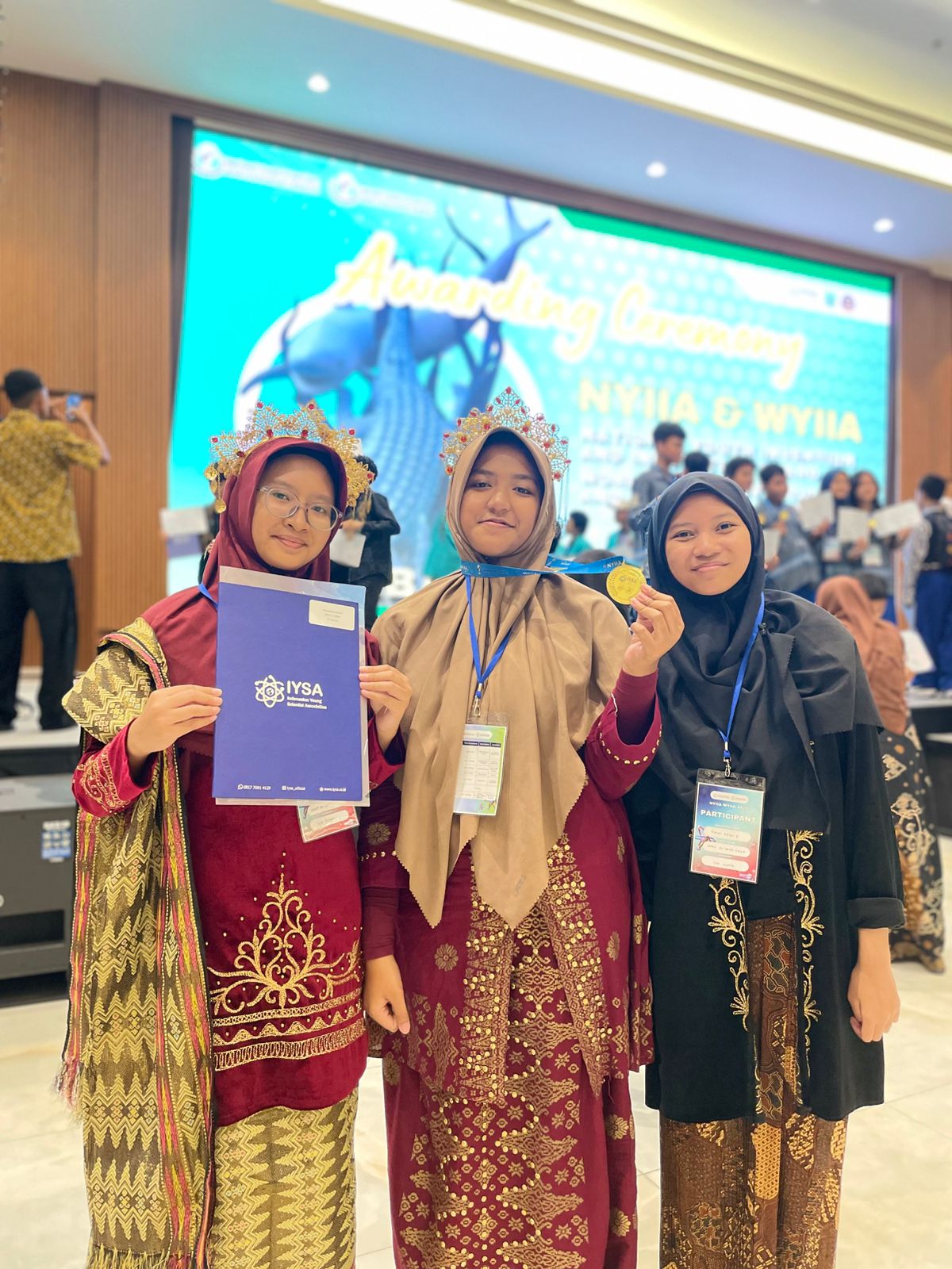 Siswi SMPIT Al Ibrah, para peraih medali emas dan penghargaan IYSA Special Award, menunjukkan hasil inovasi mereka dalam ajang NYIIA & WYIIA 2025 di Surabaya.