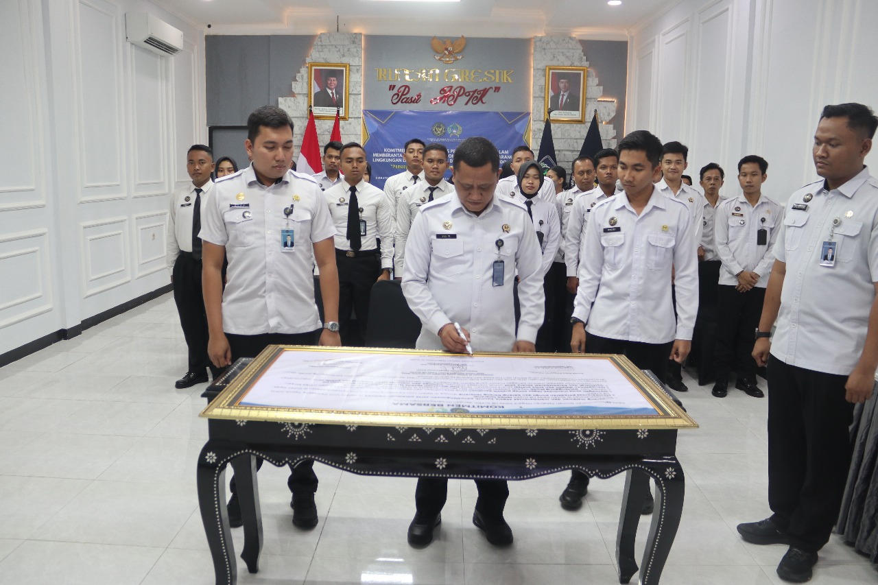 KOMITMEN: Kepala Rutan Kelas IIB Gresik Eko Widiatmoko beserta jajarannya saat mengikuti penandatanganan komitmen bersama petugas Pemasyarakatan dalam upaya pemberantasan peredaran gelap narkoba.