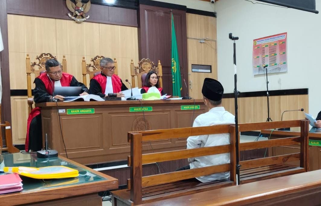 SIDANG : Terdakwa Resa Andrianto saat menjalani persidangan di PN Gresik.