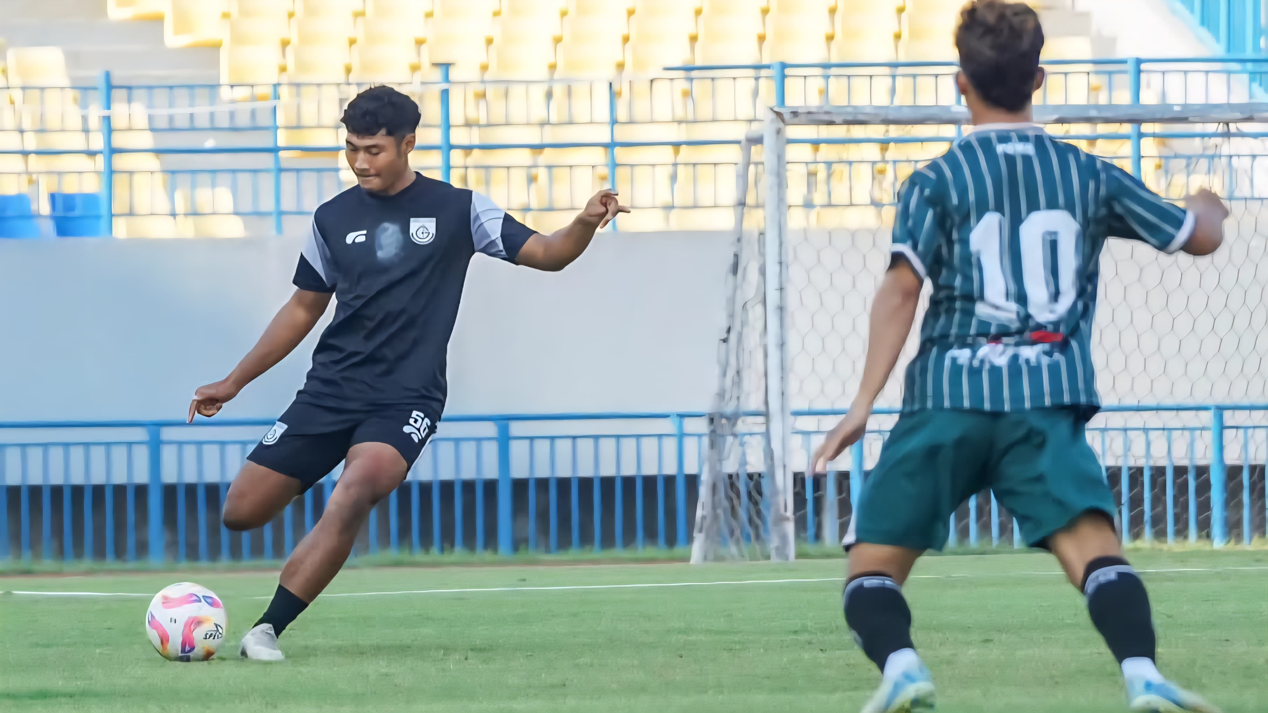 LATIHAN : Salah satu pemain Gresik United yang sedang latihan bersama dengan tim dari luar Gresik.