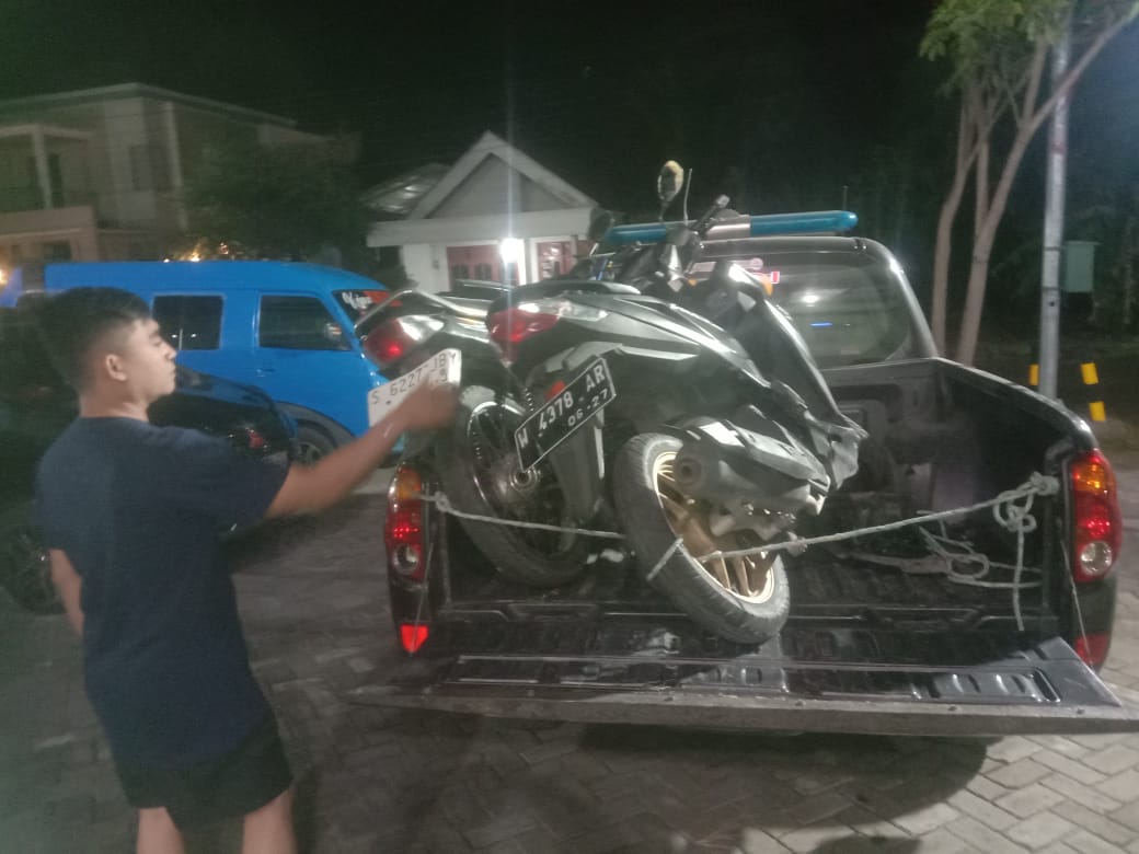 DIRAWAT : Anggota Polsek Bungah saat mengantar korban kecelakaan ke Rumah Sakit Mabarot, Kecamatan Bungah, Gresik untuk mendapatkan perawatan medis.