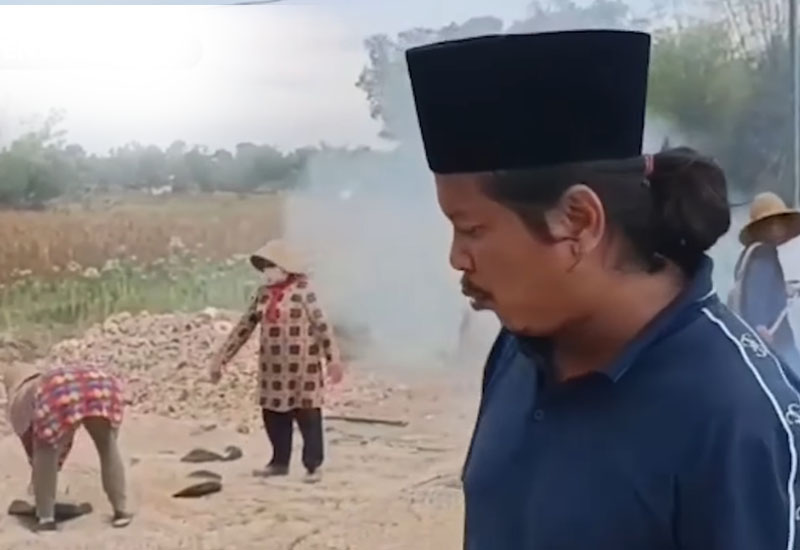 Aksi Viral Mat Yasin (37) pengusaha besi tua rogoh uang pribadi Rp 2 Miliar untuk perbaiki jalan desa.