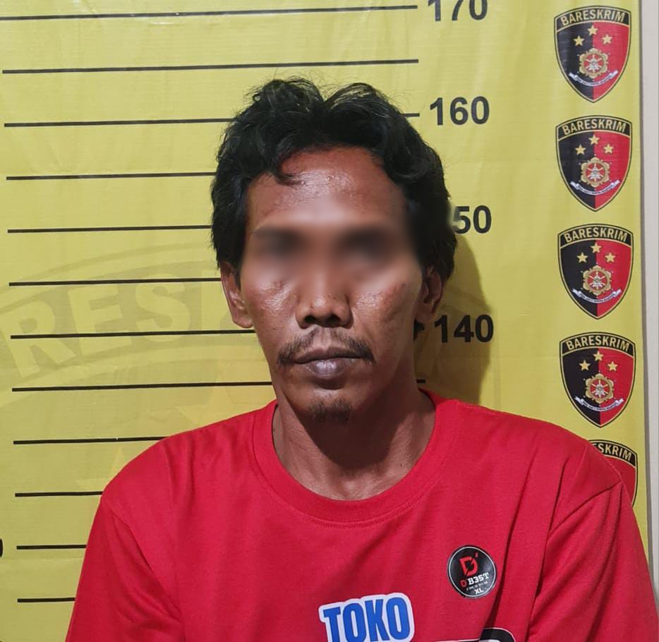 DIAMANKAN : Tersangka Moh. Syaiful Arif saat diamankan di Mapolsek Bungah, Gresik.