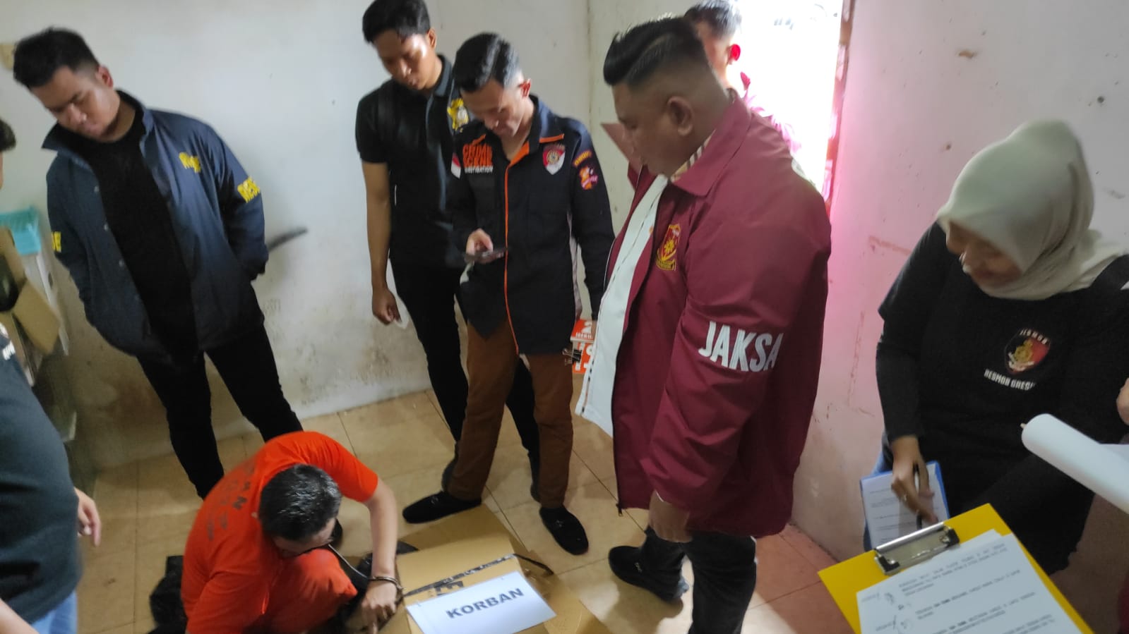 REKONSTRUKSI ULANG : Tersangka Syahrama saat melakukan rekonstruksi ulang kasus pembunuhan korban SAC driver ojol yang mayatnya dibungkus kardus.