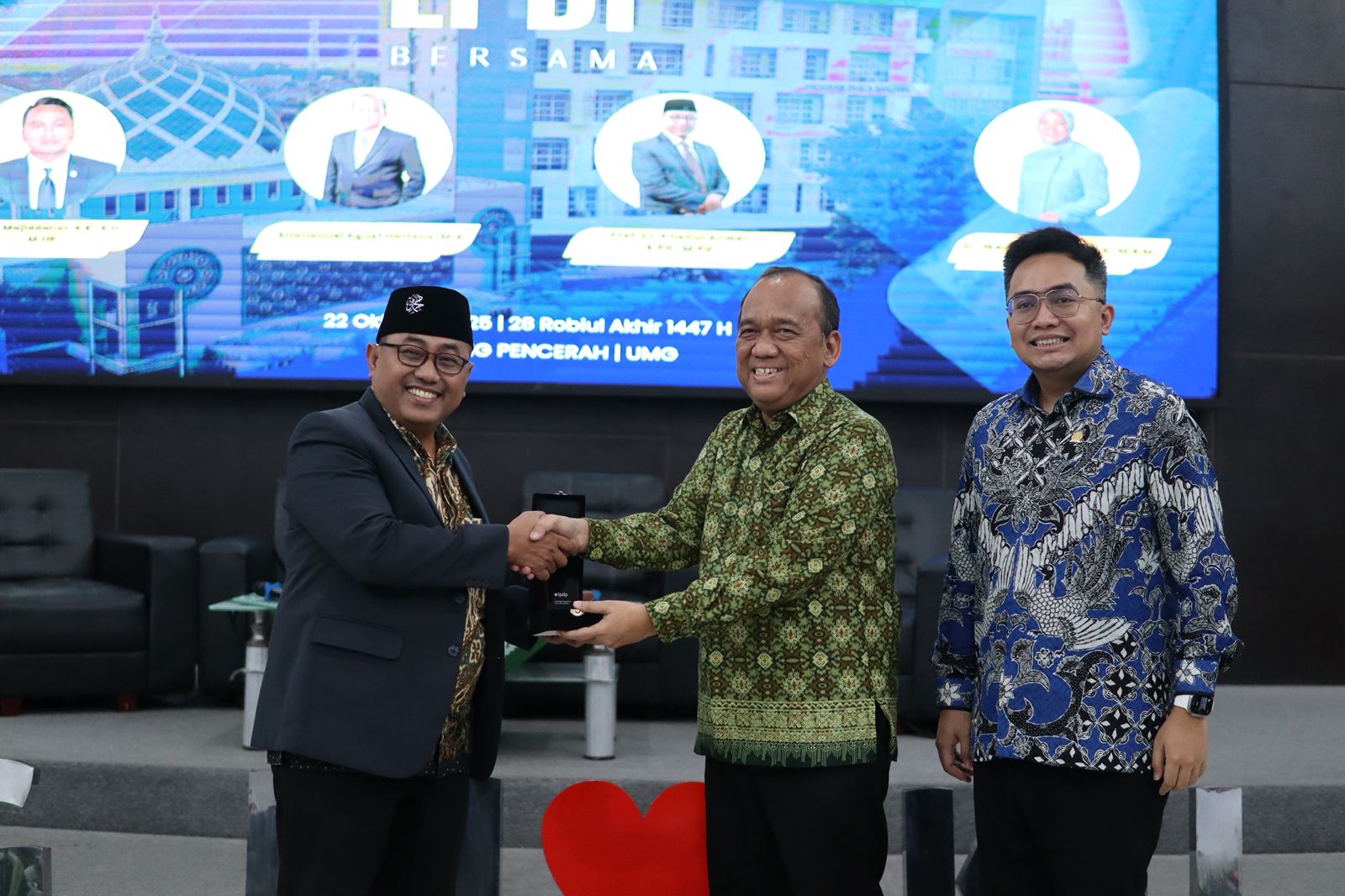 MOMEN KEHANGATAN : Penyerahan cinderamata dari Rektor UMG menjadi simbol terima kasih atas kolaborasi dan kontribusi para pemateri.