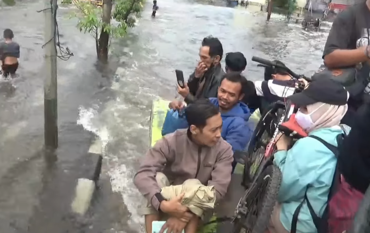 Banjir di Kaligawe, Semarang, Jawa Tengah, para karyawan di kawasan Lingkungan Industri Kecil (LIK) naik truk ke tempat kerja.