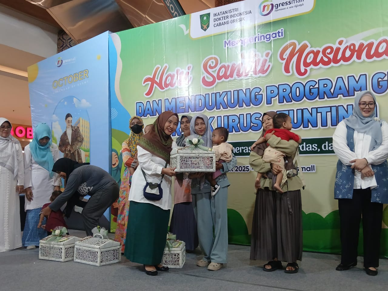 Ketua IIDI Gresik, dr Titin Ekowati saat menyapa masyarakat.