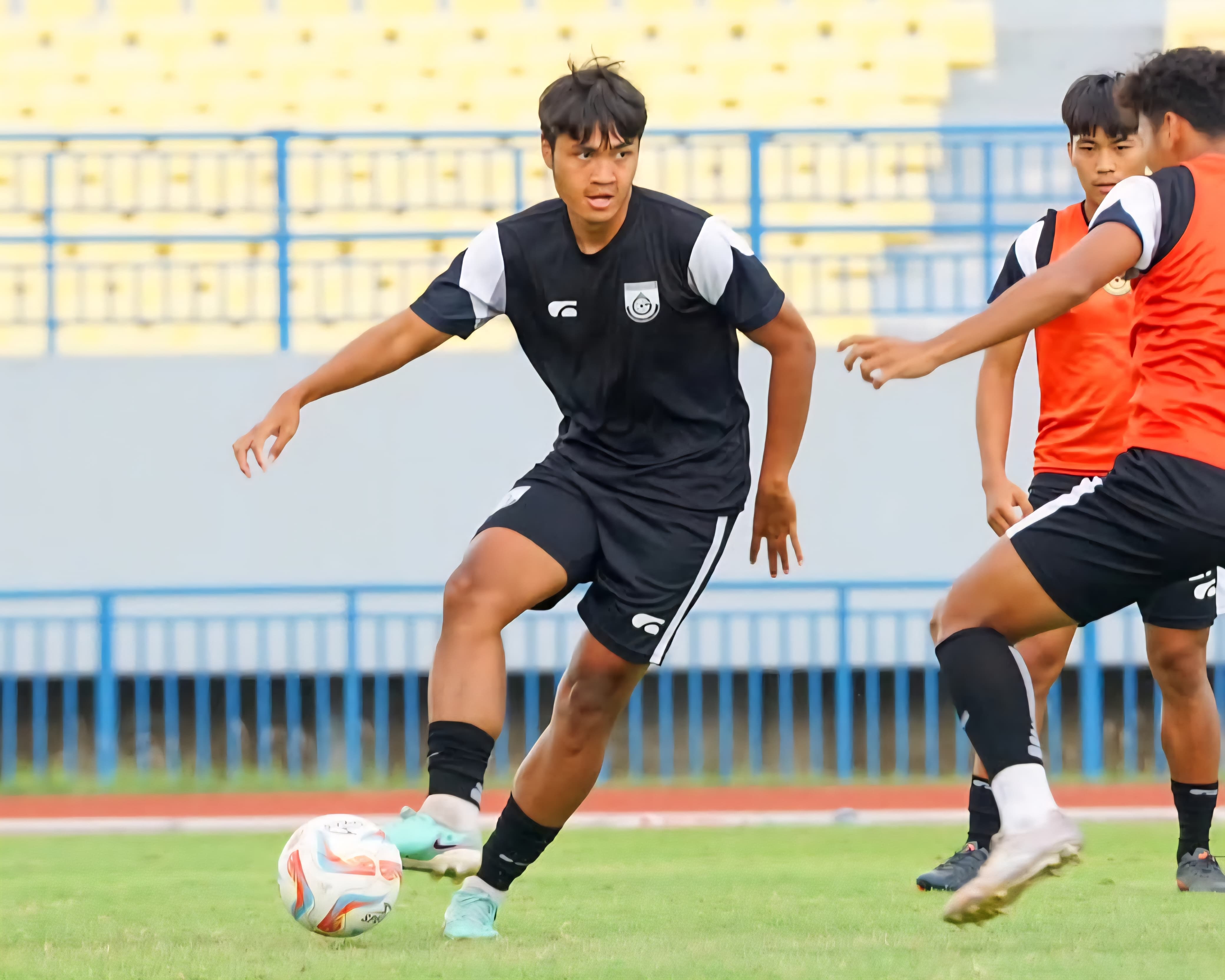 LATIHAN : Para pemain Gresik United fokus latihan di Gejos.