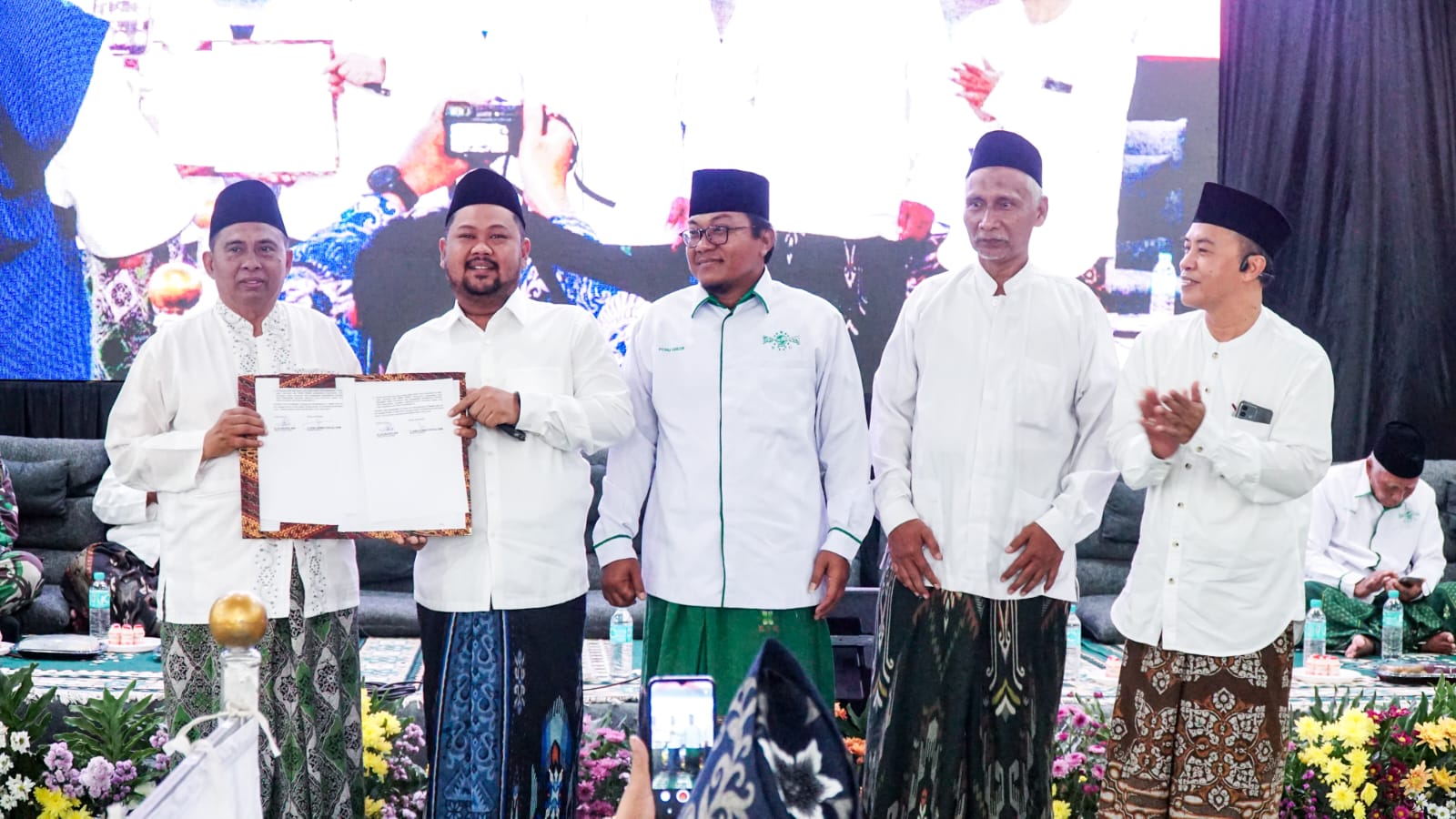 SILATURAHMI : Bupati Gresik Fandi Akhmad Yani  bersama Ketua PCNU Gresik KH Mulyadi menandatanganinota kerja sama strategis dalam rangka pemenuhan hak anak-anak Pekerja Migran Indonesia (PMI).
