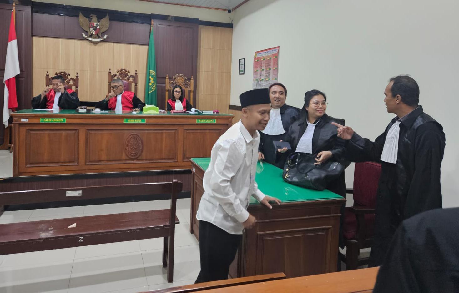 BEBAS : Terdakwa Resa tersenyum usai menerima vonis bebas dari majelis hakim PN Gresik.