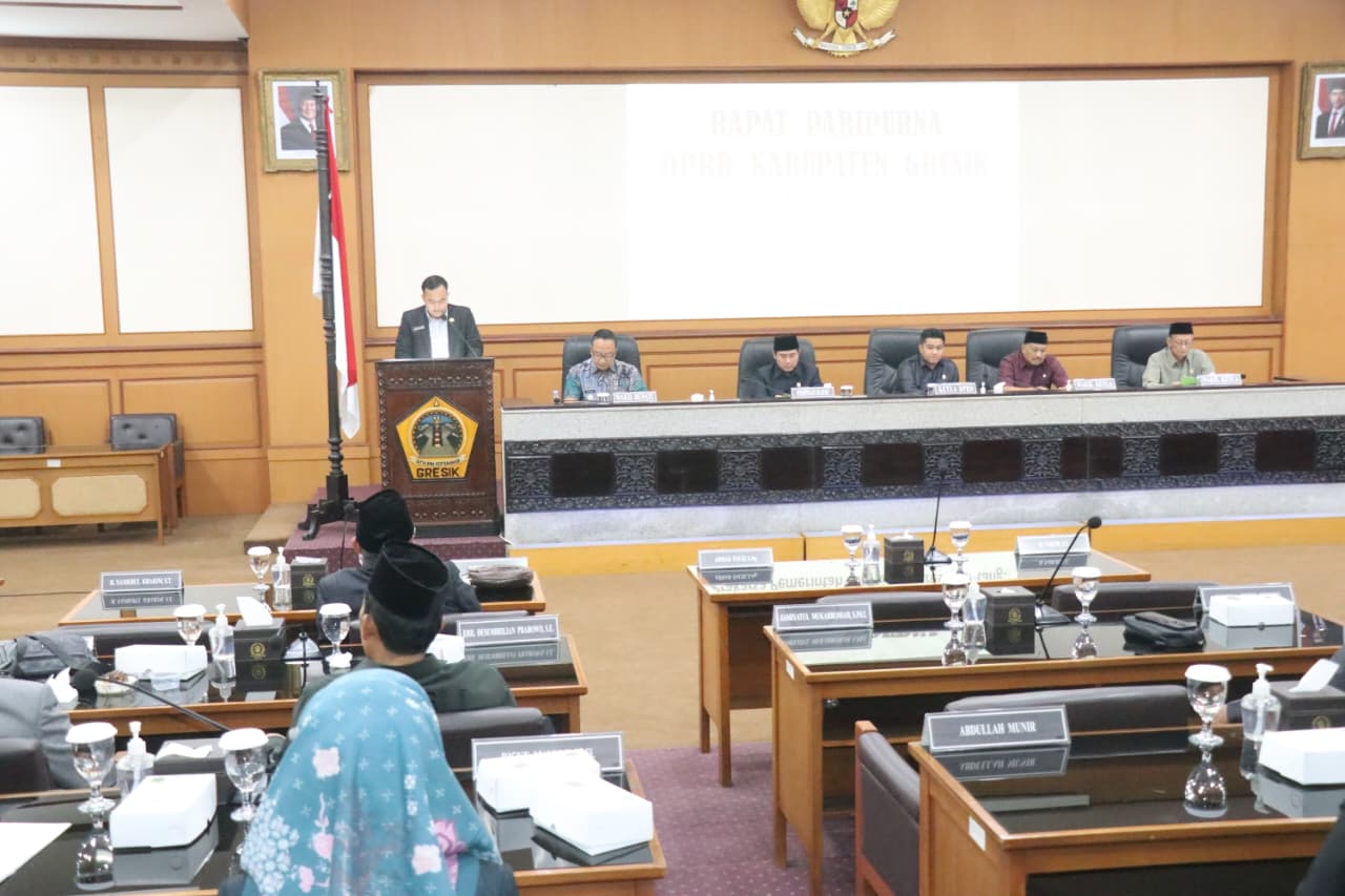 PEMAPARAN : Juru bicara Fraksi PKB Muhammad Rizaldi Saputra saat pemaparan di rapat paripurna.