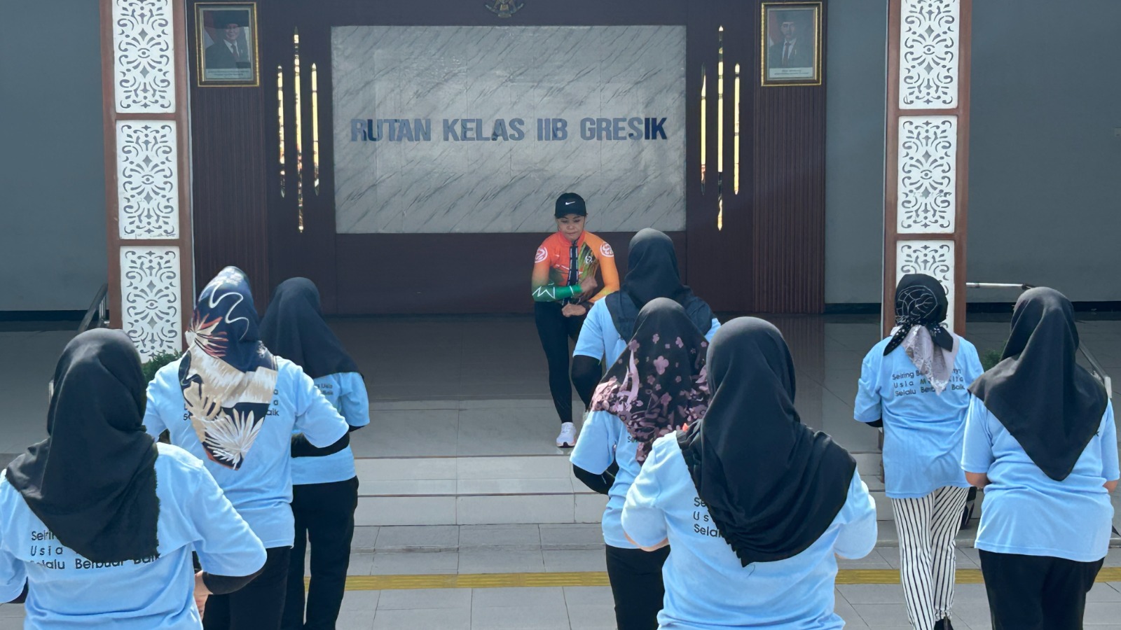 JAGA KEBUGARAN : Instruktur senam saat memimpin senam warga binaan perempuan untuk menjaga kebugaran selama di dalam Rutan Kelas IIB Gresik.