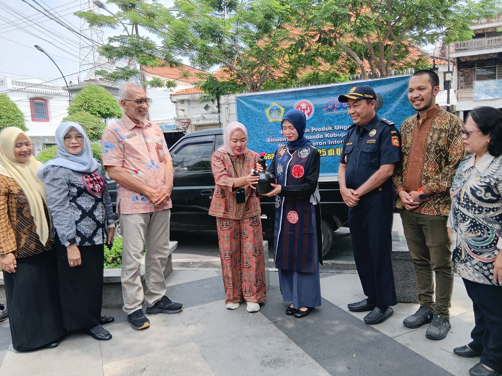 PELEPASAN: Ketua Dekranasda Kabupaten Gresik, Nurul Haromaini Ali Akhmad Yani bersama CEO PT Aji Bakuh Anugrah Imanda Ratining Putri saat pelepasan produk UMKM ke Internasional.