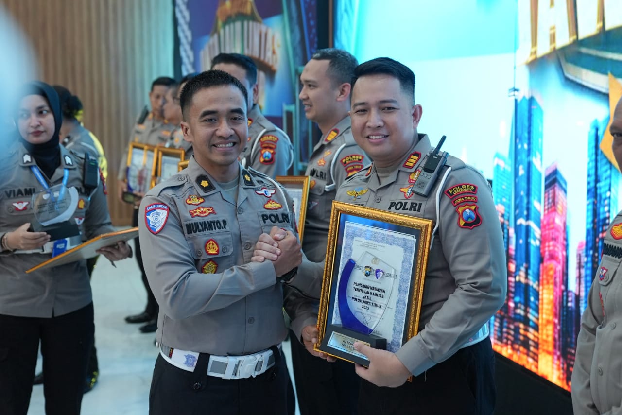 PRESTASI : Kasatlantas Polres Gresik AKP Rizki Julianda Putera Buna saat menerima penghargaan pada ajang Lomba Kampung Tertib Lalu Lintas dan Lomba Kawasan Tertib Lalu Lintas yang digelar oleh Polda.