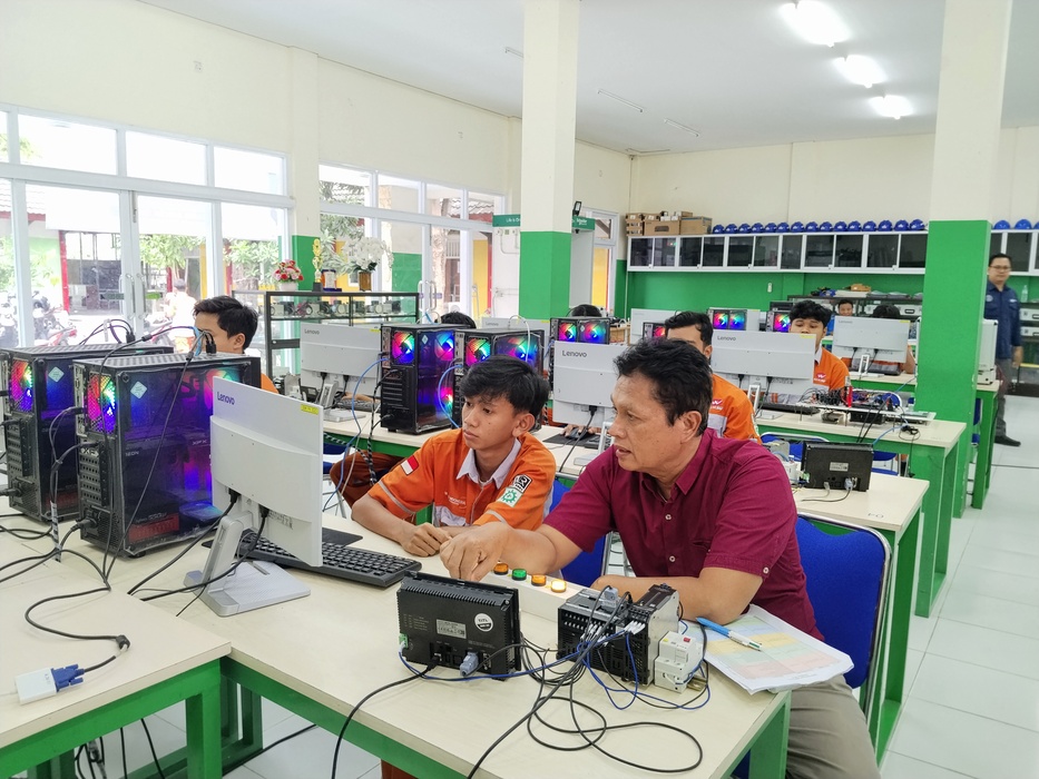 Siswa SMK Semen Gresik sedang mengikuti praktek sertifikasi BNSP.