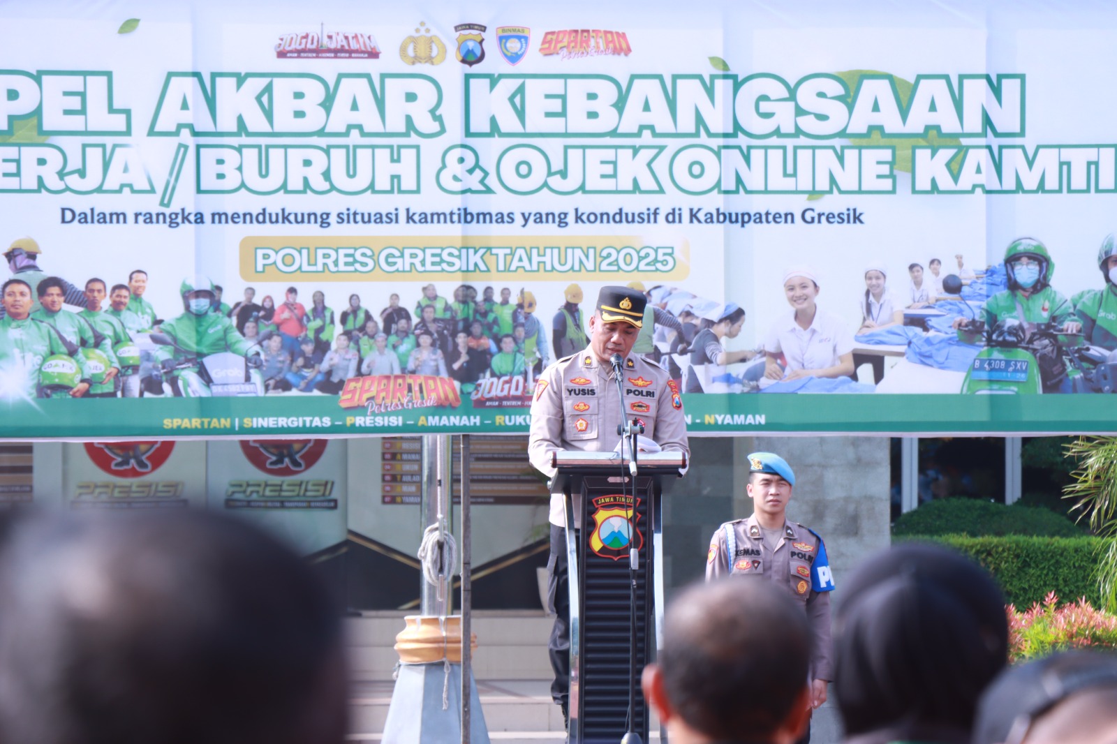 APEL KEBANGSAAN : Polres Gresik dengan buruh dan Ojek online saat mwngikuti Apel Kebangsaan di Mapolres Gresik.
