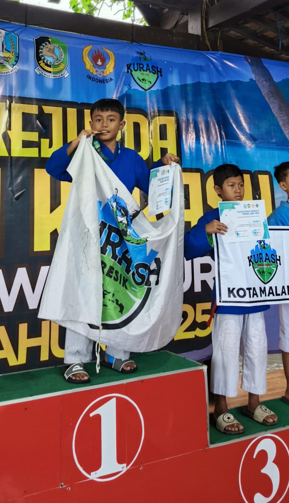 MENERIMA : Atlet Kurash Gresik saat menerima medali di Ajang Kejurda Jatim