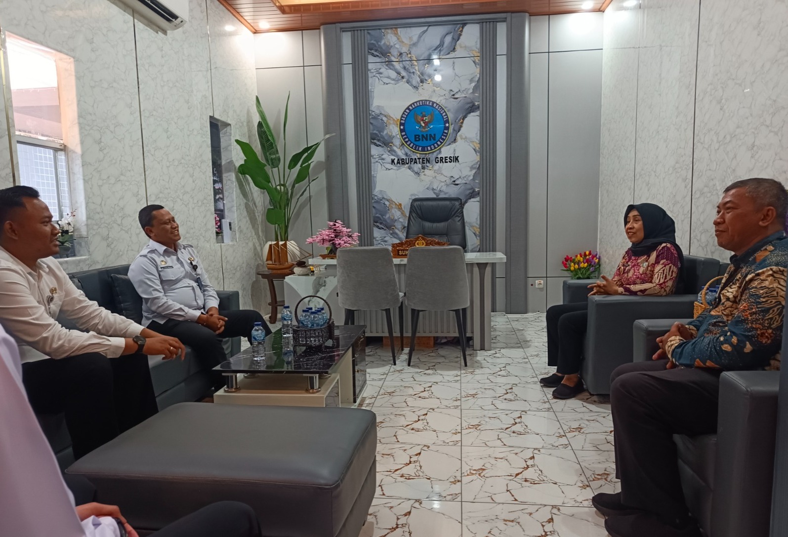 BERSINERGI : Kepala Rutan kelas IIB Gresik Eko Widiatmoko beserta jajaranya saat bersilaturahmi ke MUI dan BNN dalam pembinaan dan pencegahan Narkoba.