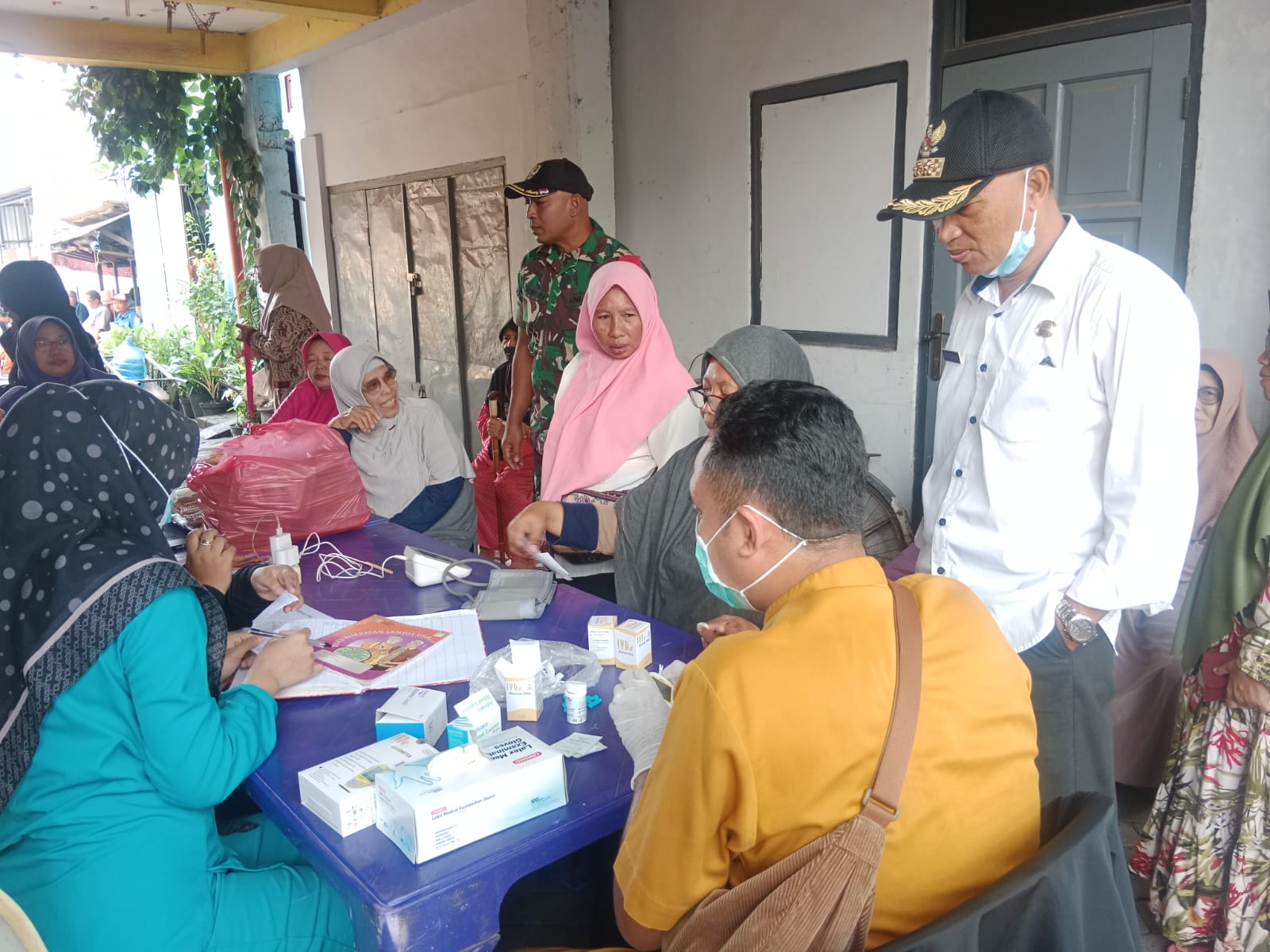 HADIR : Babinsa dampingi pemeriksaan kesehatan rutin untuk usia lansia.