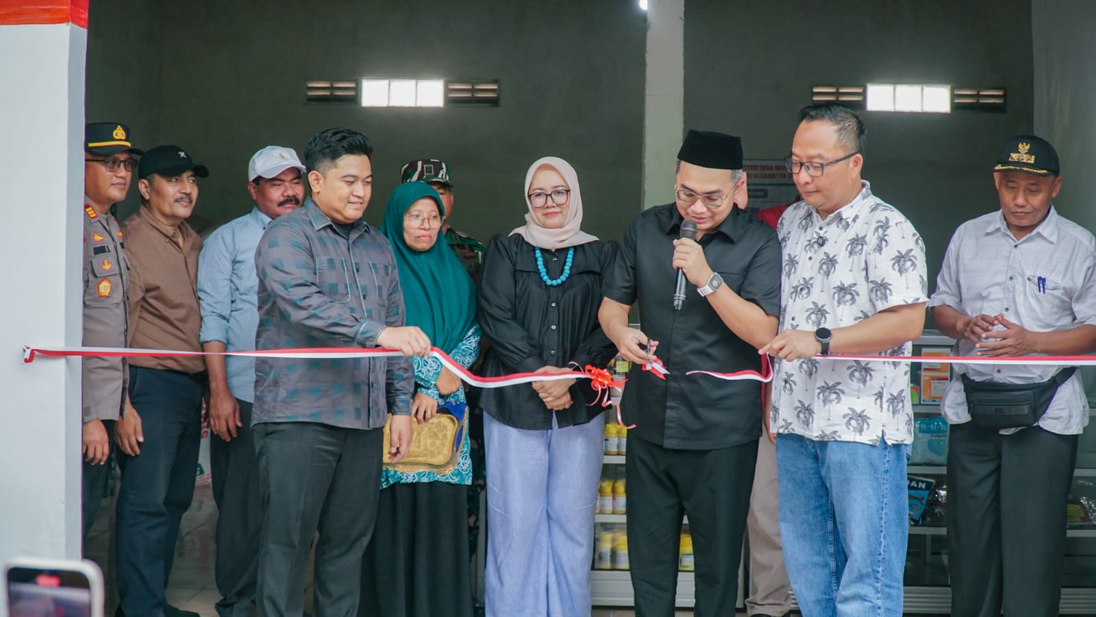 Wakil Bupati Gresik dr. Asluchul Alif bersama Anggota Komisi XI DPR RI Thoriq Majiddanor, Ketua DPRD Gresik M. Syahrul Munir meresmikan KDMP Desa Randuboto.