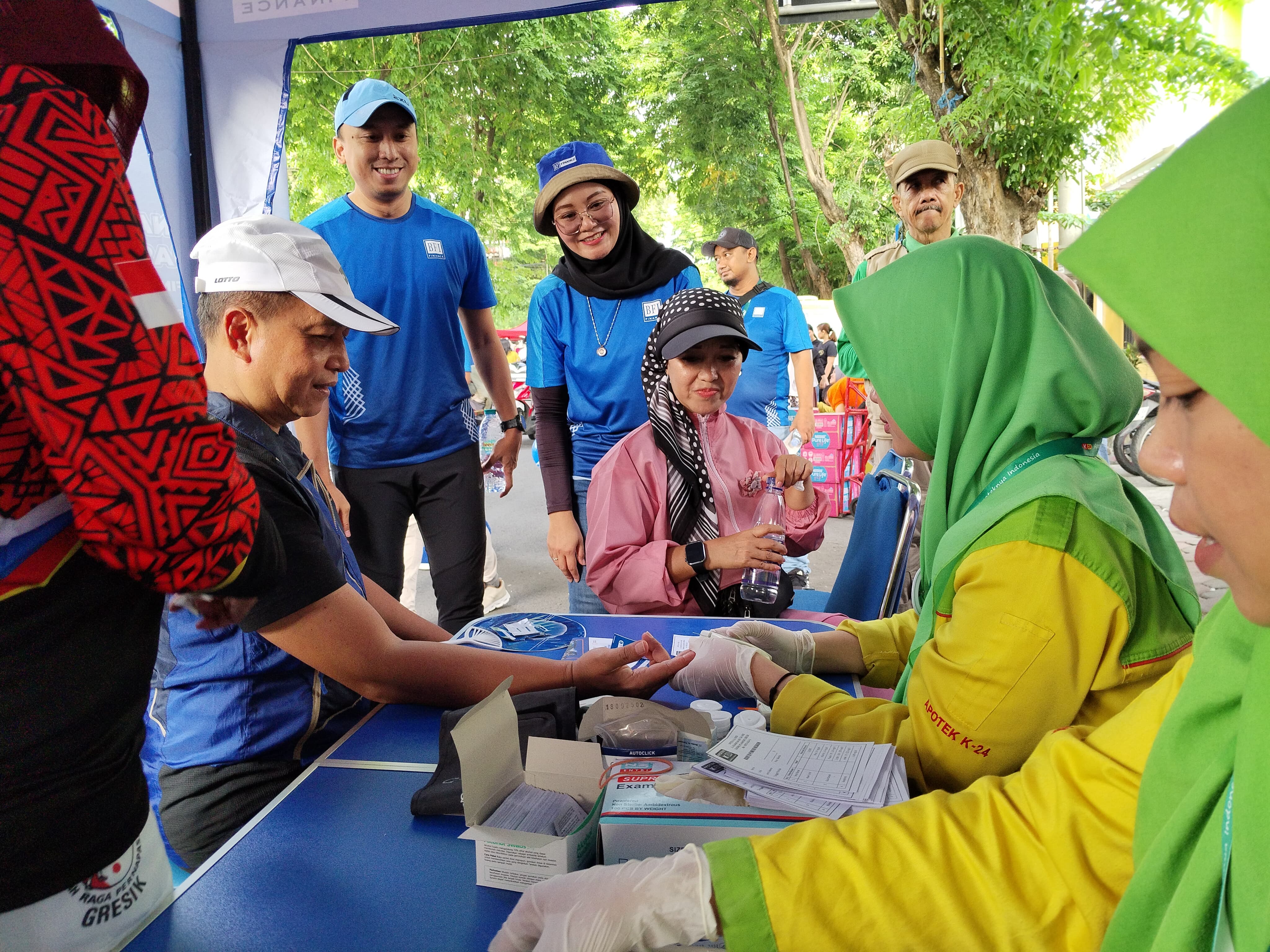 Hidup Sehat : Kepala Kejaksaan Negeri Gresik, Yanuar Utomo, S.H., M.Hum, yang turut hadir dan mengikuti pemeriksaan kesehatan di stand BFI.