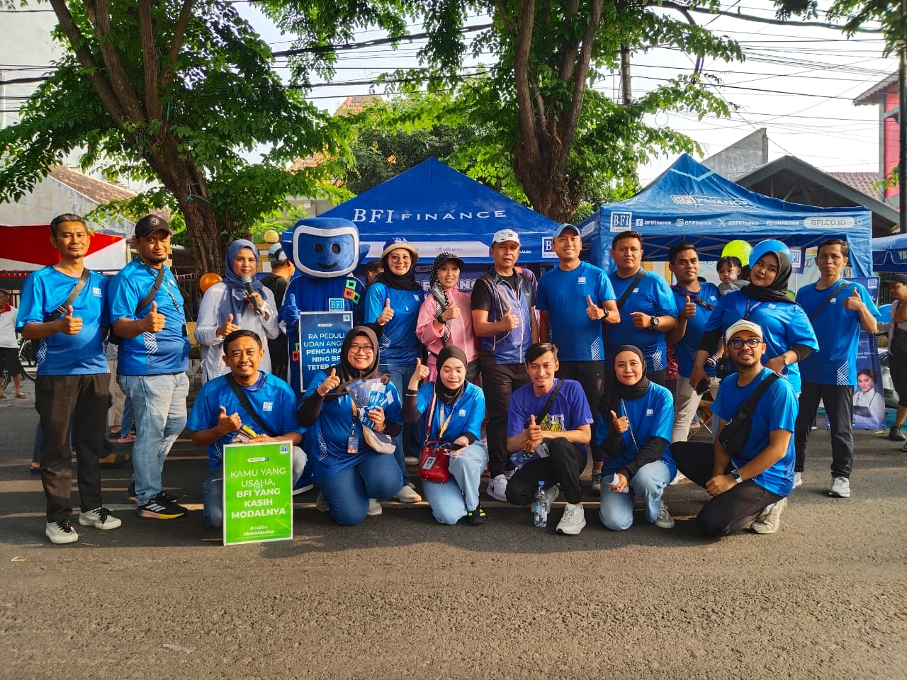 Kompak : Tim BFI Finance Cabang Gresik memberikan pemeriksaan kesehatan gratis kepada peserta CFD.