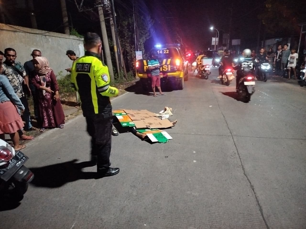 DIEVAKUASI : Anggota kepolisian saat melakukan evakuasi korban kecelakaan dibantu tim medis di Jalan Raya Pelemwatu (Utara Perum Swan Mas), Desa Pelemwatu, Kecamatan Menganti, Gresik.