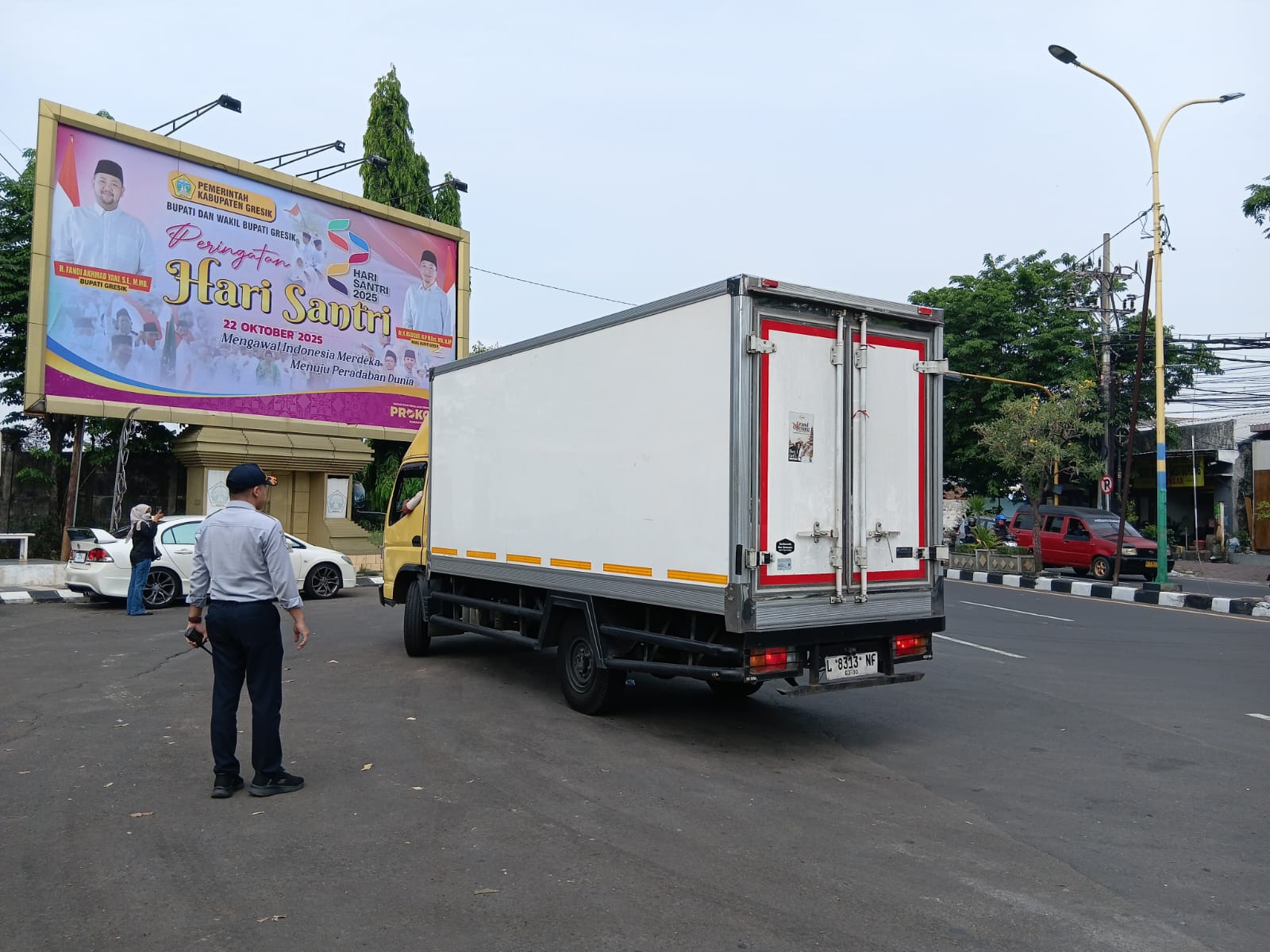 Sigap : Petugas Dishub Gresik penertiban jam operasional terhadap angkutan barang atau truk.