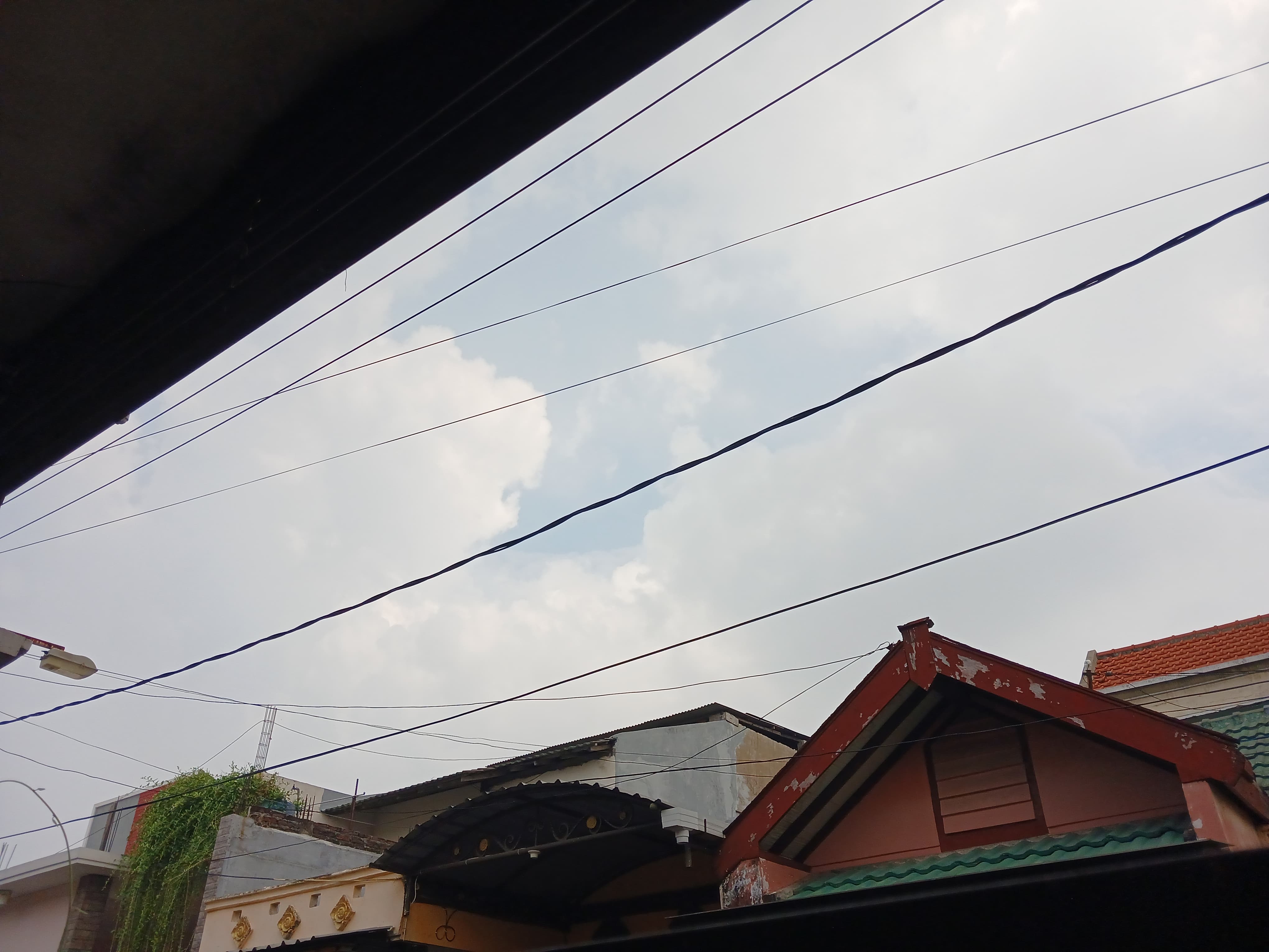 Kondisi cuaca Gresik hari ini didominasi hujan ringan hingga petir.