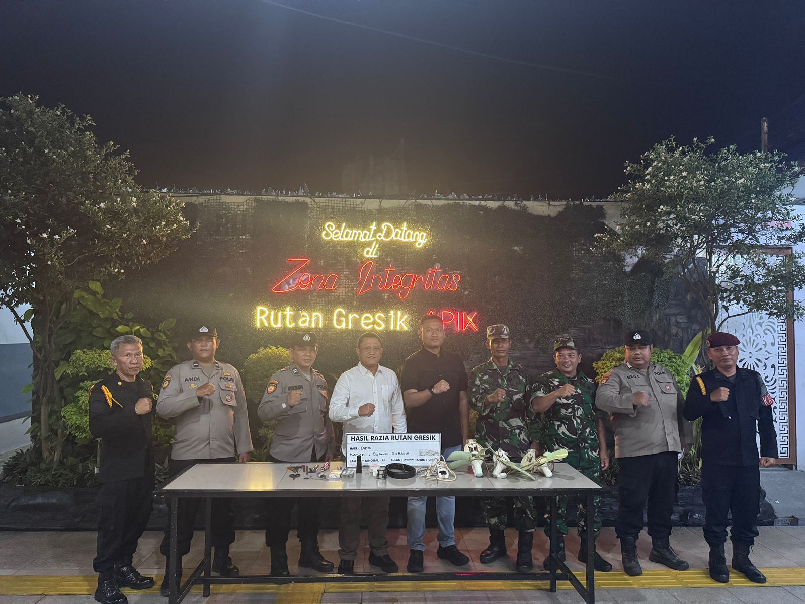 DISITA : Petugas gabungan anggota Rutan Kelas IIB Gresik, Polsek Cerme dan Koramil Cerme saat menyita Sajam rakitan dan benda terlarang lainya dari razia di dalam blok hunian warga.