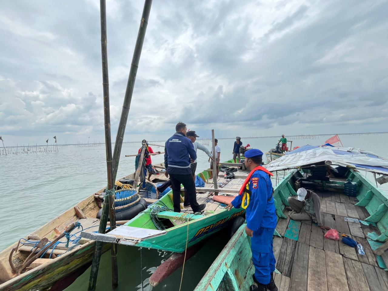 DIBONGKAR : Anggota Satpolairud Polres Gresik bersama tim gabungan saat melakukan pembongkaran dua Rumpon di wilayah perairan Gresik Utara untuk mencegah konflik antar nelayan.