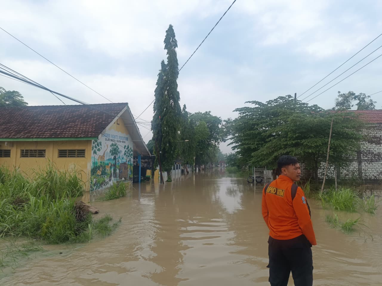 TINJAU : Tim BPBD Gresik saat tinjau lokasi banjir Desa Delik Sumber Benjeng, Gresik.