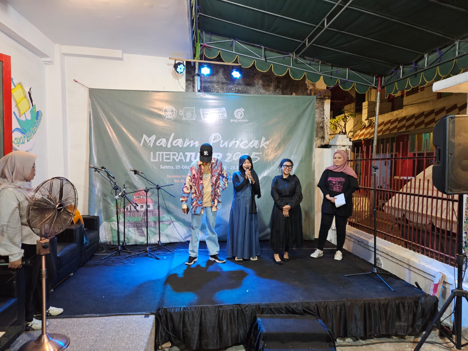 DISKUSI : Puluhan masyarakat dari pemuda, pegiat budaya, akademisi, hingga sastrawan, budayawan berdiskusi puncak literatur di Teras Cafe Sualoka Hub Kampung Kemasan.