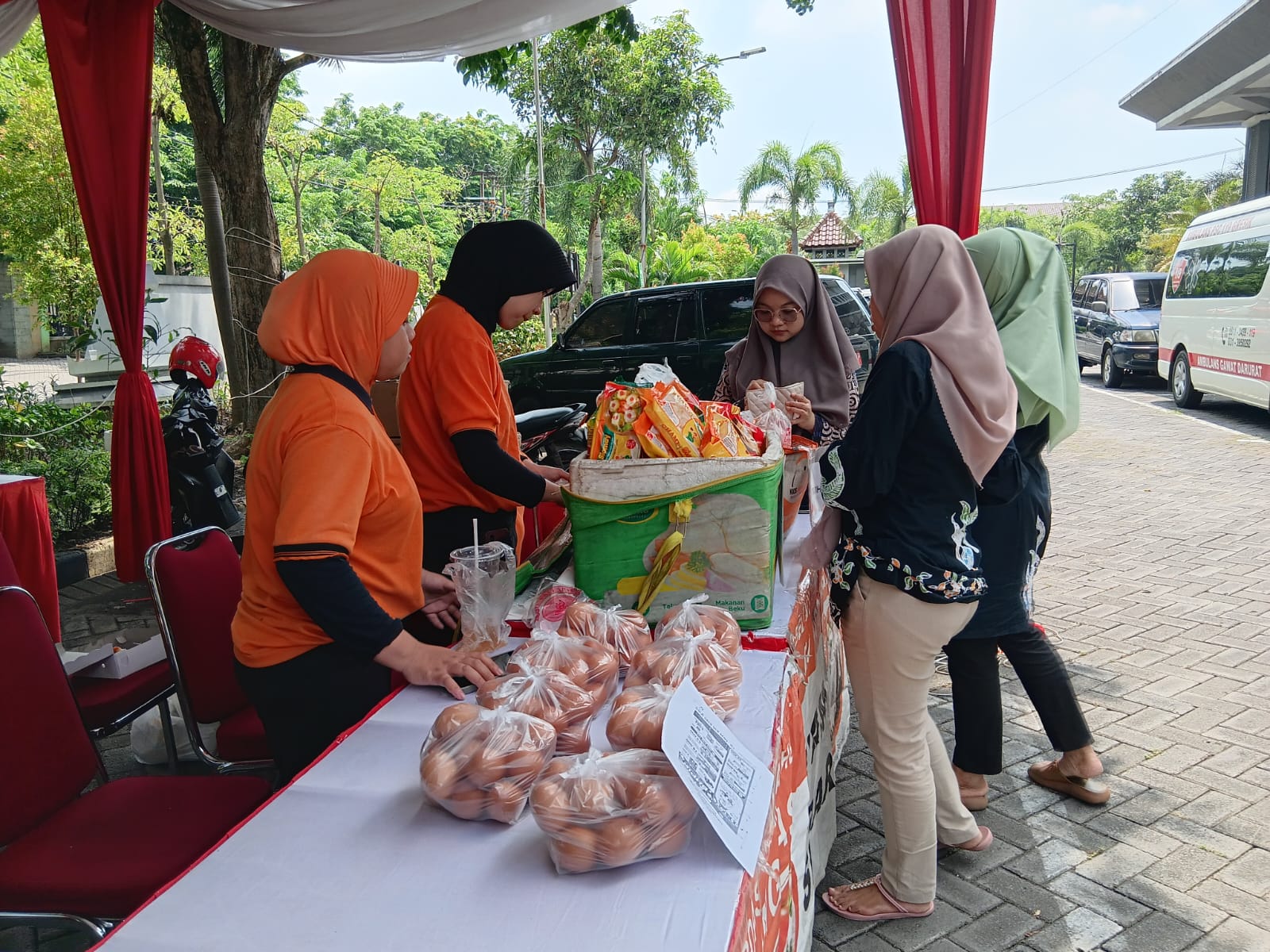 BAZAR : Pasar murah di depan kantor Dinas Pertanian Gresik yang waktu minggu kemarin.