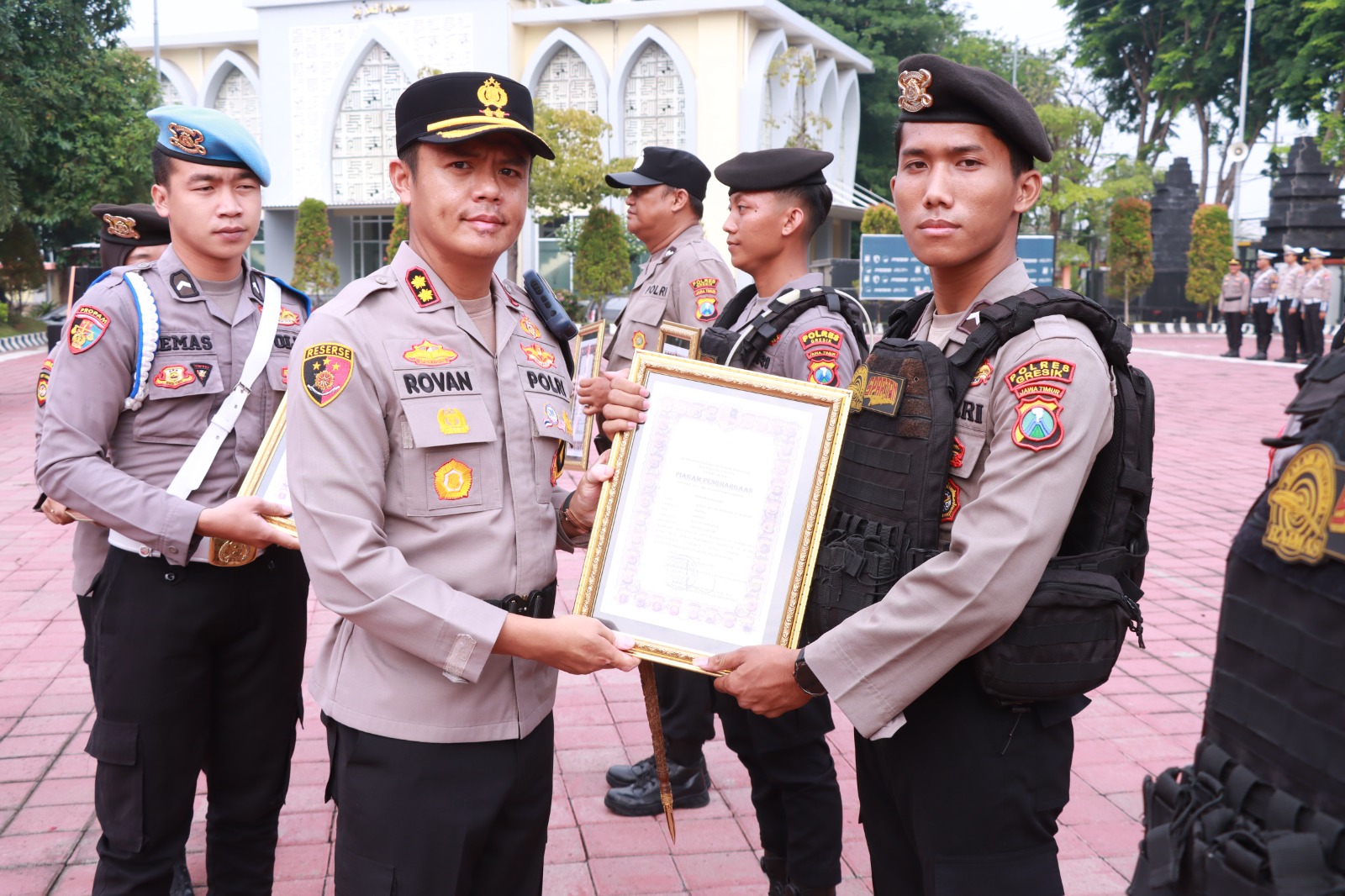 PIMPIN APEL : Kapolres Gresik AKBP Rovan Richard Mahenu saat memimpin apel dan memberikan penghargaan kepada 25 personel dan warga yang berdedikasi di halaman Mapolres Gresik.