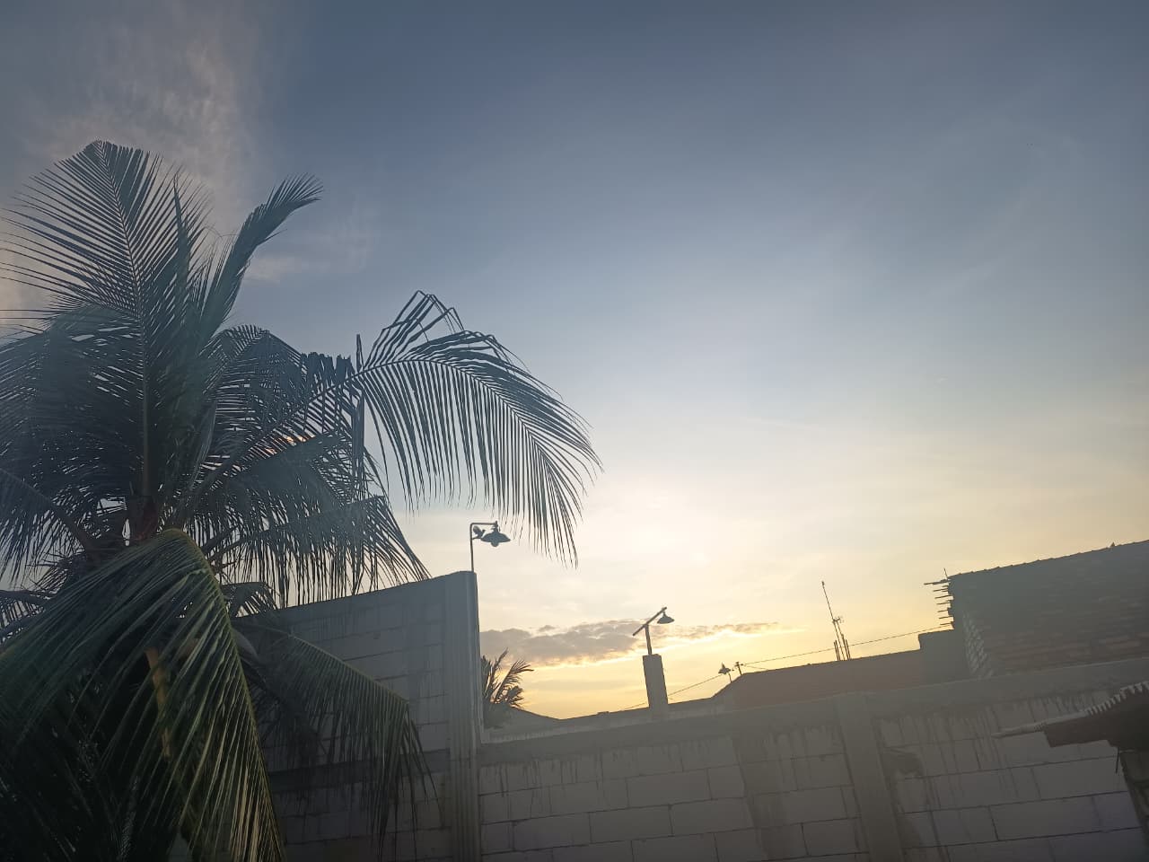 Wilayah Kabupaten Gresik diselimuti awan dengan potensi hujan dan petir di beberapa wilayah.