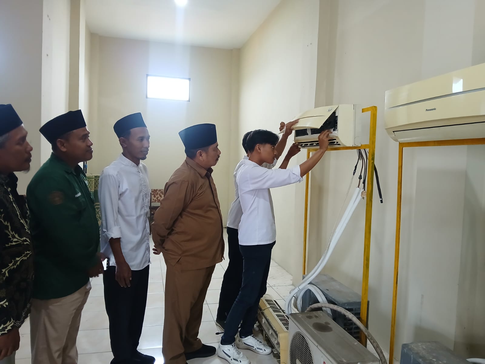 PELATIHAN : Kepala Disnaker Gresik, Zainul Arifin saat menyapa para peserta yang sedang praktek pelatihan perawatan sistem AC.