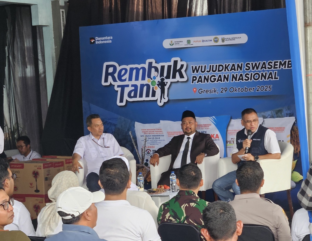 Direktur Utama PT Pupuk Indonesia (Persero), Rahmad Pribadi bersama Bupati Gresik, Fandi Akhmad Yani menjadi narasumber dalam program Rembuk Tani di Kecamatan Balongpanggang.