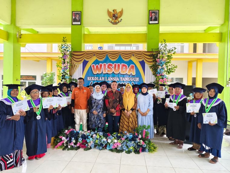 DIWISUDA : Sebanyak 20 lansia telah di wisuda usai menjalani Sekolah Lansia Tangguh (Selantang) Bina Sekolah Lansia Matahari Desa Turirejo, Tahun 2025, di Pendopo Balai Desa Turirejo.