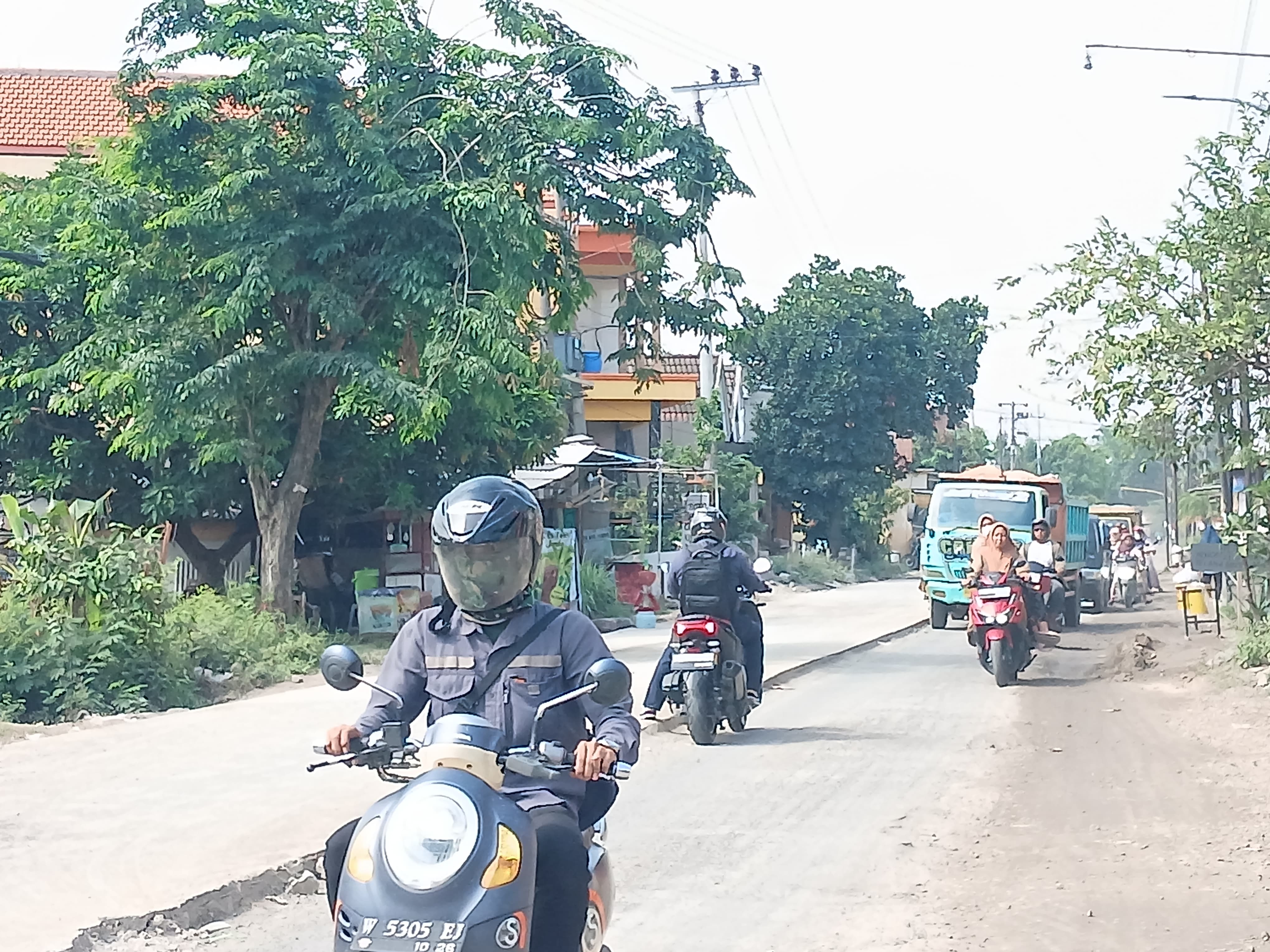 SUASANA : Para pengendara sepeda motor yang melintas di ruas jalan raya Desa Sumengko, Kecamatan Duduksampeyan Gresik.