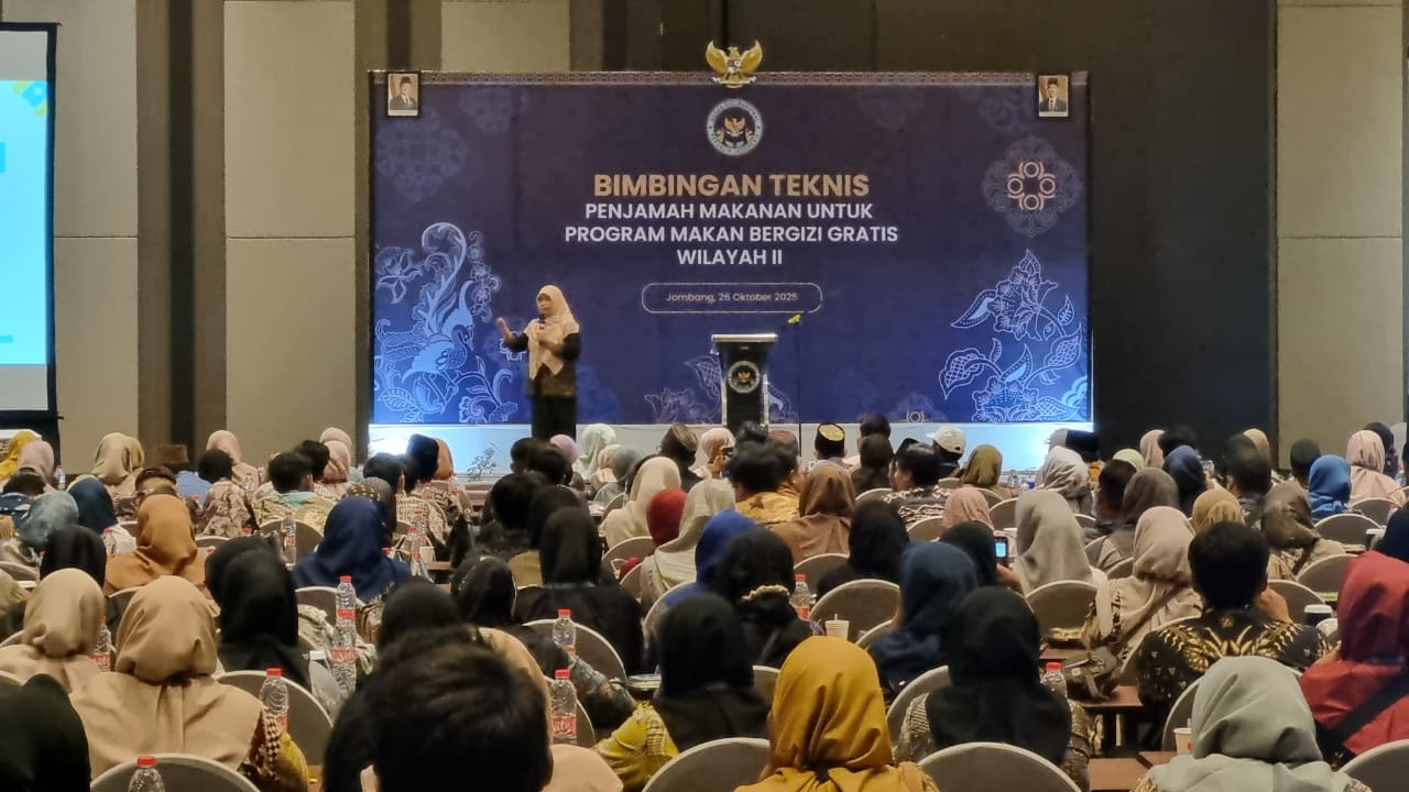 SUASANA : Dalam suasana pemateri saat memberikan sambutan dalam Bimbingan Teknis Penjamah Makanan untuk Program Makan Bergizi Gratis Wilayah II di Hotel Aston Gresik.