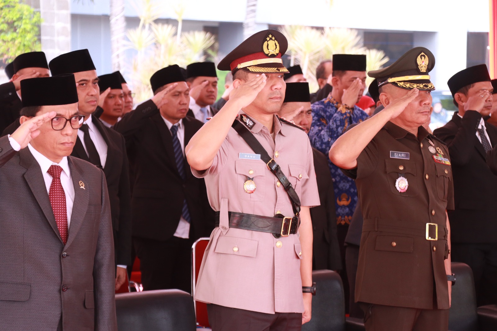 KHIDMAT : Wakapolres Gresik Kompol Danu Anindhito Kuncoro Putro saat mengikuti upacara peringatan Hari Sumpah Pemuda ke-97 Tahun 2025 di halaman Pemda Gresik yang dipimpin Wakil Bupati Gresik dr. Alif