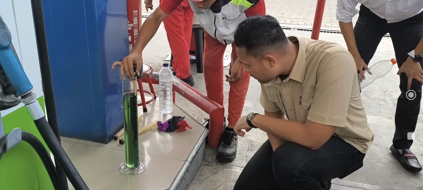 SIDAK : Anggota Unit Tipiter Satreskrim Polres Gresik saat melakukan sidak BBM di SPBU Gresik terkait adanya informasi dari masyarakat banyak motornya mogok usai mengisi BBM di salah satu SPBU.