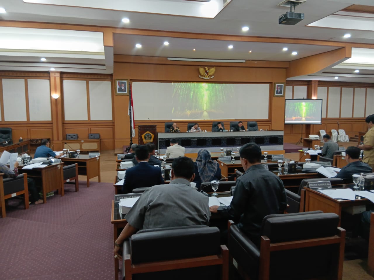 MEMAPARKAN : Ketua Komisi I DPRD Gresik M. Rizaldi Saputra memaparkan hasil rapat dari OPD mitra kerja.