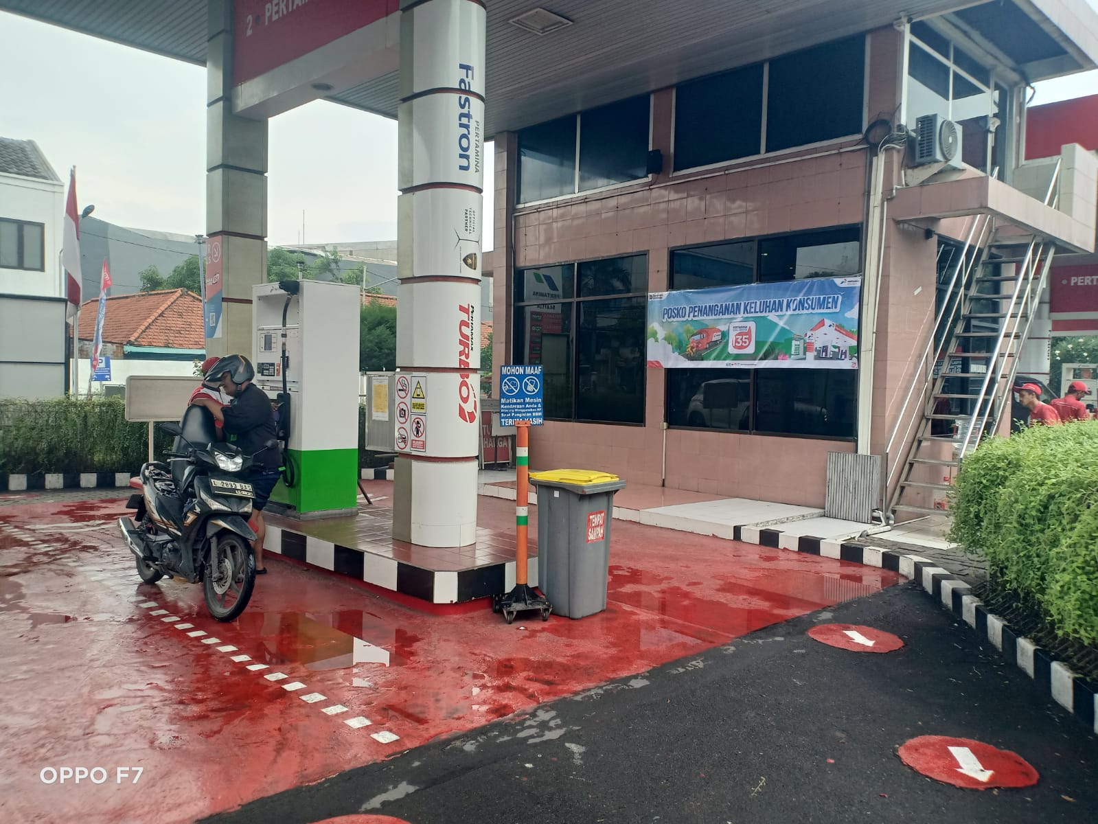 SPBU di Jalan Veteran menjadi salah satu SPBU yang menyediakan Posko pengaduan.