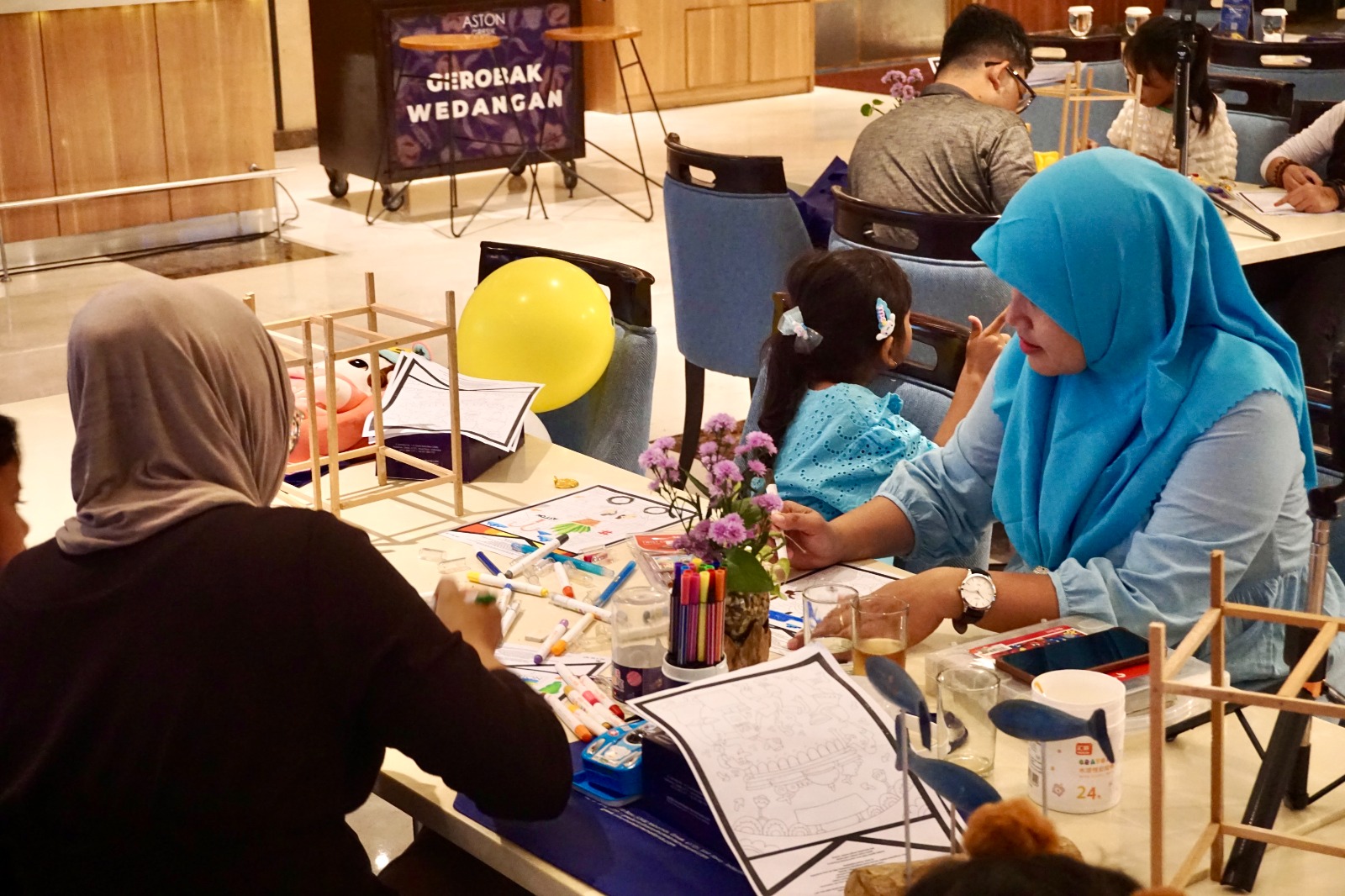 LESTARIKAN : Melukis damar kurung di Aston Gresik Hotel & Conference Center.