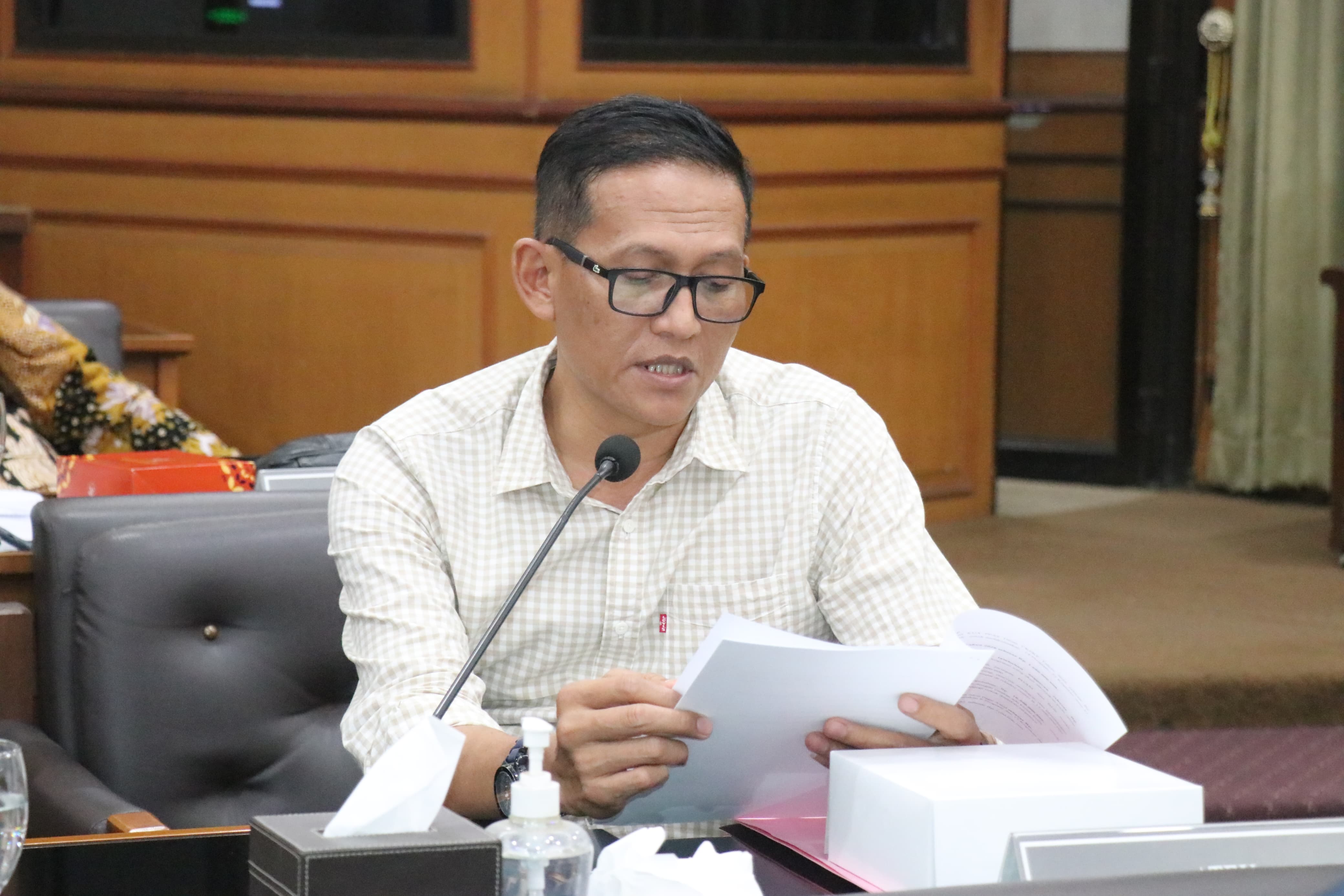 MEMBACAKAN : Wakil Ketua III DPRD Gresik, Abdullah Hamdi membacakan penyampaian hasil rapat bersama OPD Gresik.